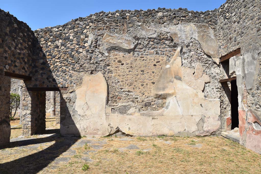 I.4.25 Pompeii. September 2020. Room 21, looking towards north wall, with doorway to antechamber of room 20, on left.
Foto Tobias Busen, ERC Grant 681269 DÉCOR.
