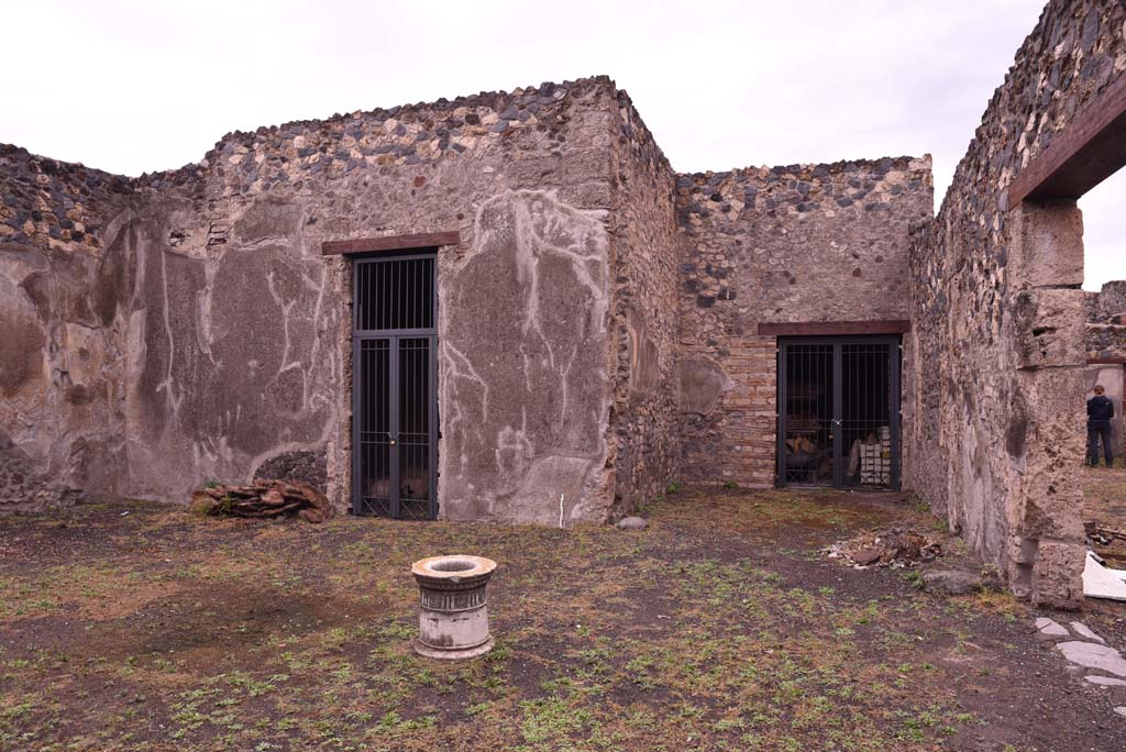 I.4.25 Pompeii. September 2019. Room 47, east side of atrium, with doorway to room 53, centre left, and to room 54, centre right.
Foto Tobias Busen, ERC Grant 681269 DÉCOR.

