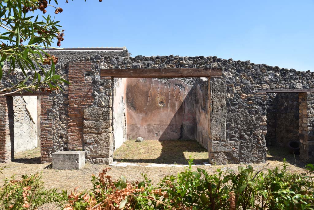 I.4.25 Pompeii. September 2020.
East portico of upper peristyle 56, with doorways to room 60, on left, room 58, in centre, and room 59, on right. 
Foto Tobias Busen, ERC Grant 681269 DÉCOR
