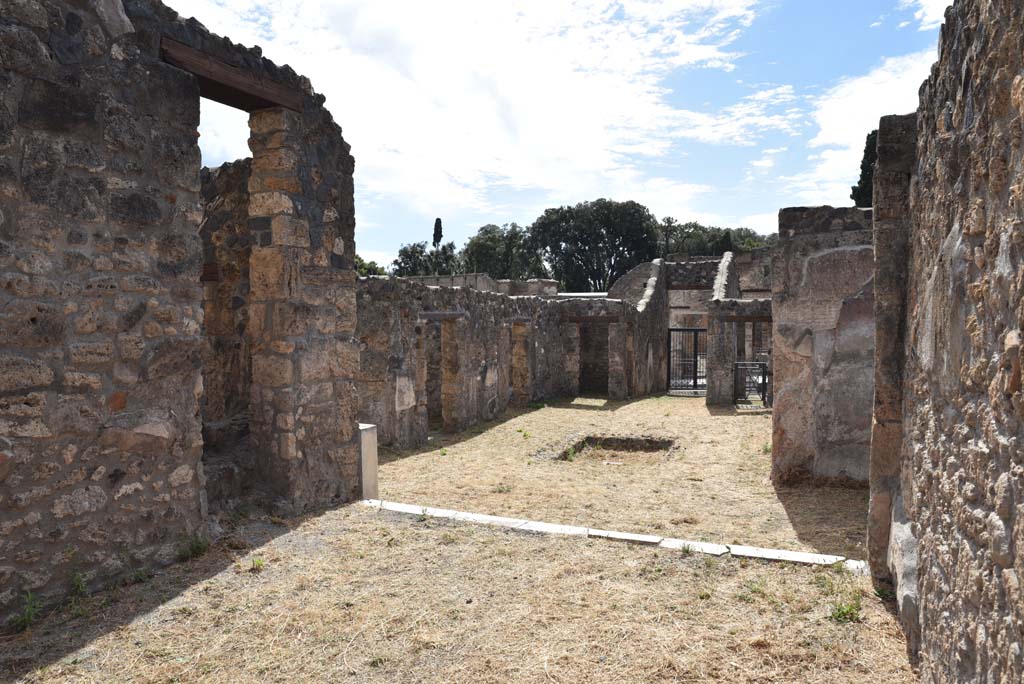 I.4.25/1.4.5 Pompeii. September 2020. Room 14, tablinum, looking west across atrium 6 towards entrance doorway at I.4.5.
Foto Tobias Busen, ERC Grant 681269 DÉCOR.
