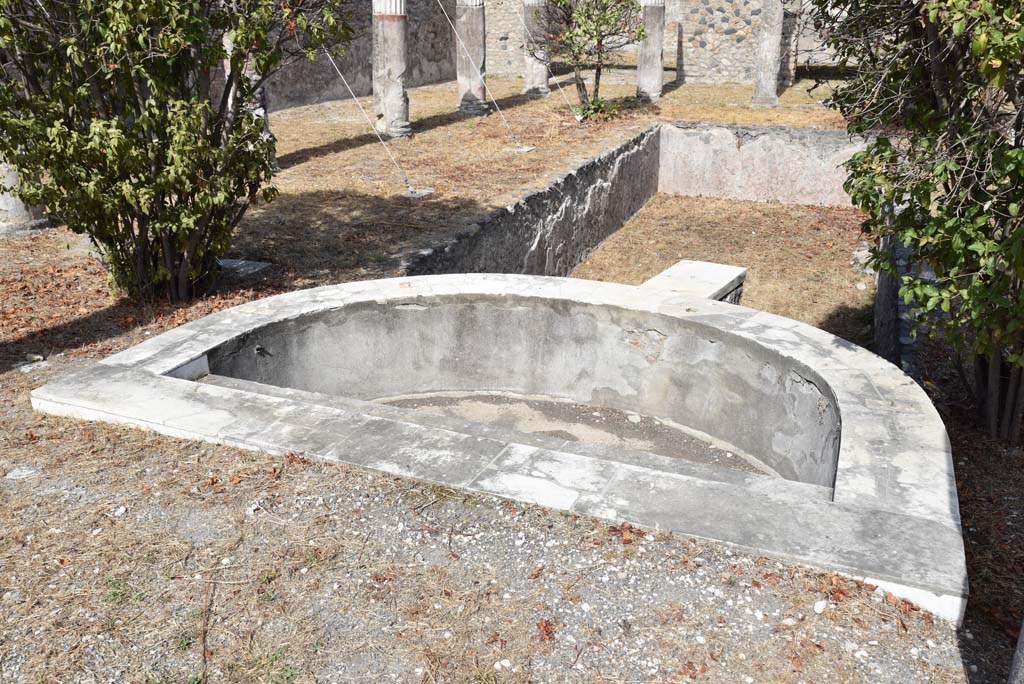 I.4.25 Pompeii. September 2020. Middle Peristyle 17, semi-circular basin and pool, looking east from west portico.  
Foto Tobias Busen, ERC Grant 681269 DÉCOR

