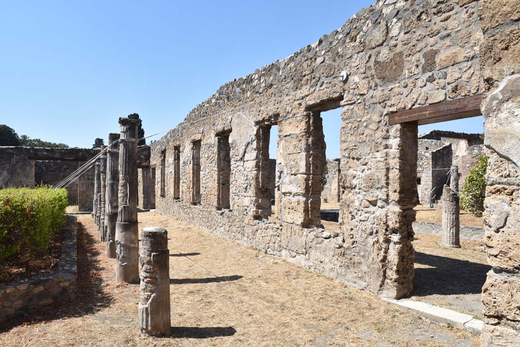 I.4.25 Pompeii. September 2020. Lower Peristyle 32, looking west along north wall with windows separating it from Middle Peristyle 17.
Foto Tobias Busen, ERC Grant 681269 DÉCOR.
