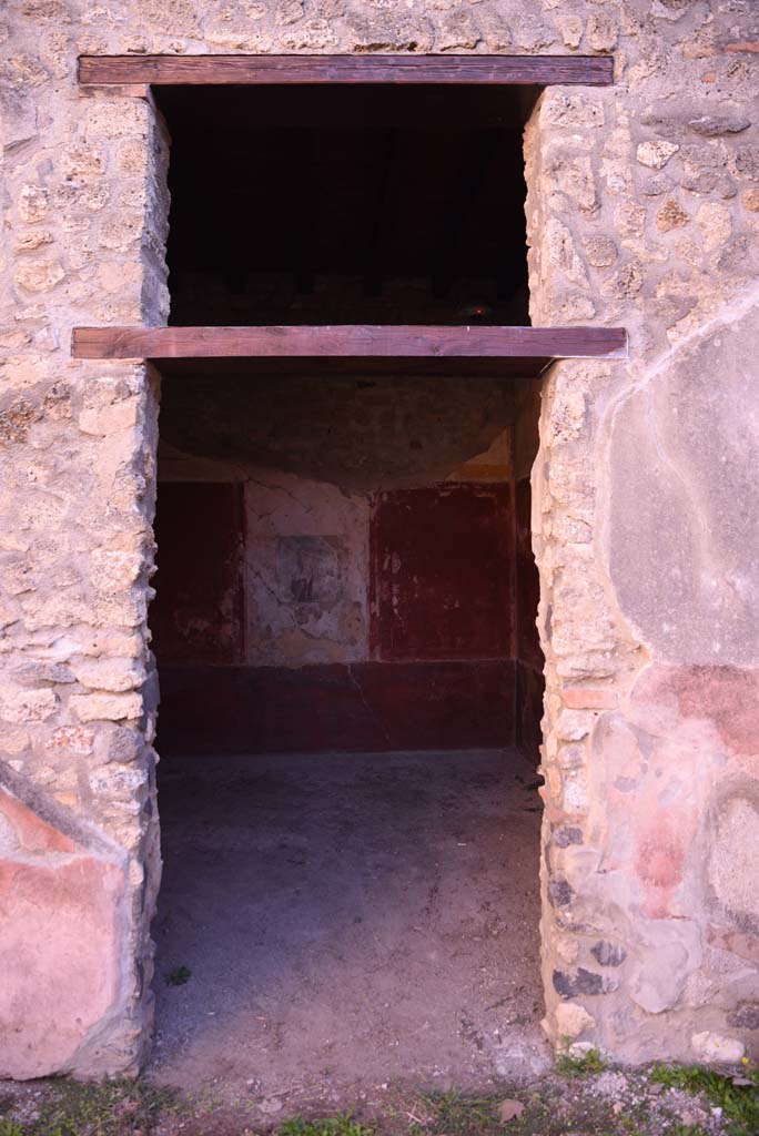 I.4.25 Pompeii. October 2019. Doorway to room 23, in east wall of room 21.
In this room are paintings of Midas learning of the defeat of Marsyas, Apollo with his lyre, and a painting interpreted as either a musical contest or Pindar and Corrina.
Foto Tobias Busen, ERC Grant 681269 DÉCOR.

