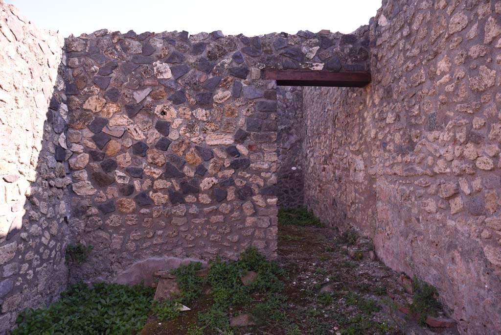 I.4.25/I.4.5 Pompeii. October 2019. Calidarium 41, south wall with doorway into Tepidarium 40.
Foto Tobias Busen, ERC Grant 681269 DCOR.
