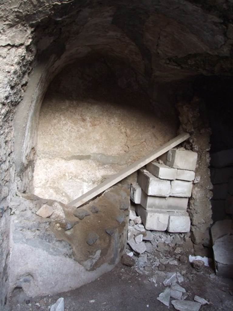 I.4.25/I.4.5 Pompeii. December 2007. Unnumbered corridor/room, vaulted area with basin or vat..