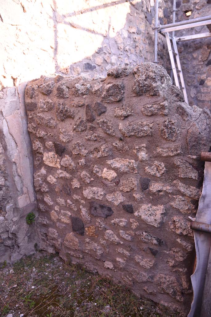 I.4.25/I.4.5 Pompeii. October 2019. 
Atriolo 43, looking east to small wall on north side of impluvium.
Foto Tobias Busen, ERC Grant 681269 DCOR.
