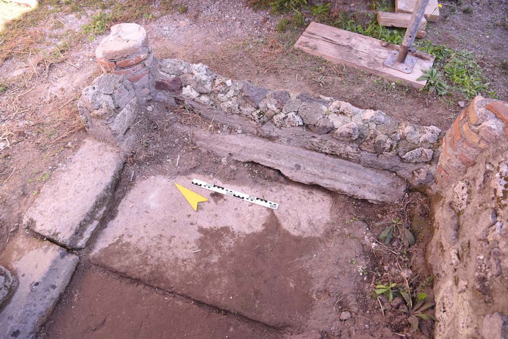 I.4.25/I.4.5 Pompeii. October 2019. Atriolo 43, detail from east side of impluvium
Foto Tobias Busen, ERC Grant 681269 DCOR.

