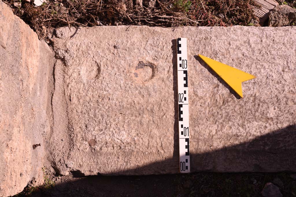 I.4.25/I.4.5 Pompeii. October 2019. Atriolo 43, detail of doorway threshold from north end.  
Foto Tobias Busen, ERC Grant 681269 DCOR.
