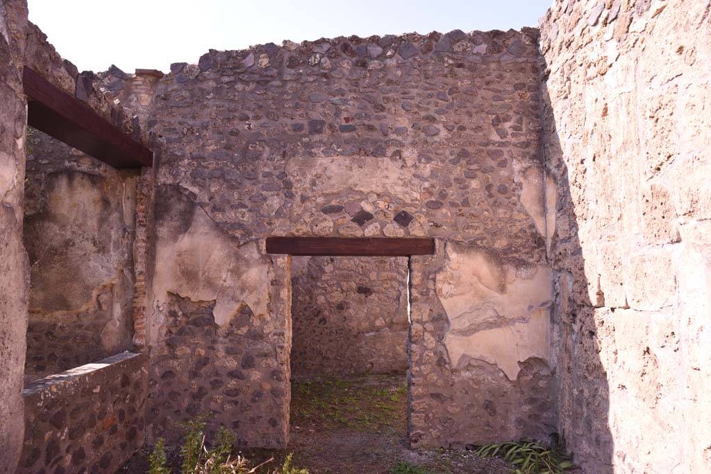 I.4.25 Pompeii. October 2019. 
Upper Peristyle 56, west wall in north-west corner, on south side of doorway to room 52.
Foto Tobias Busen, ERC Grant 681269 DCOR
