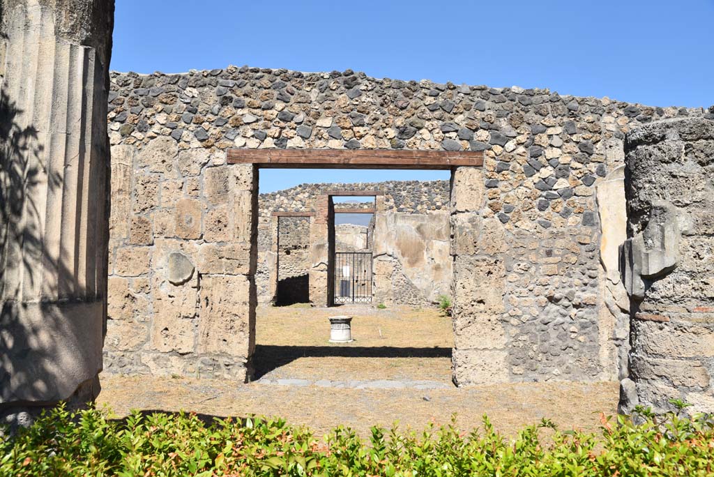 I.4.25 Pompeii. September 2020. 
North-west corner of north portico of upper peristyle 56, on west side of open doorway to atrium 47.
Foto Tobias Busen, ERC Grant 681269 DCOR
