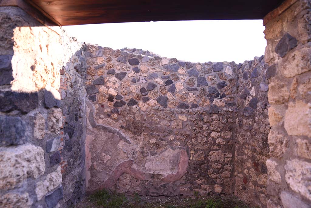 I.4.25 Pompeii. October 2019. Room 59, looking east through doorway of cubiculum from east portico.
Foto Tobias Busen, ERC Grant 681269 DÉCOR.
