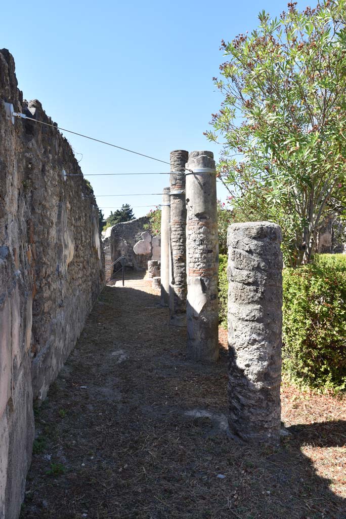 I.4.25 Pompeii. September 2020. Upper Peristyle 56, looking west along south portico.
Foto Tobias Busen, ERC Grant 681269 DCOR
