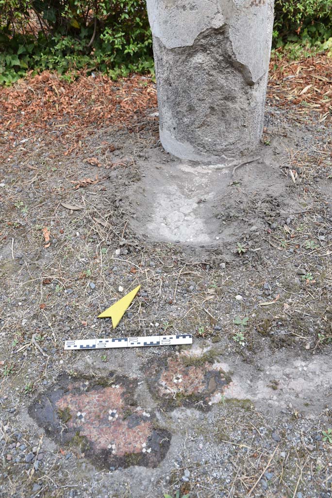 I.4.25 Pompeii. September 2020. Upper Peristyle 56, detail of column and base and flooring.
Foto Tobias Busen, ERC Grant 681269 DCOR
