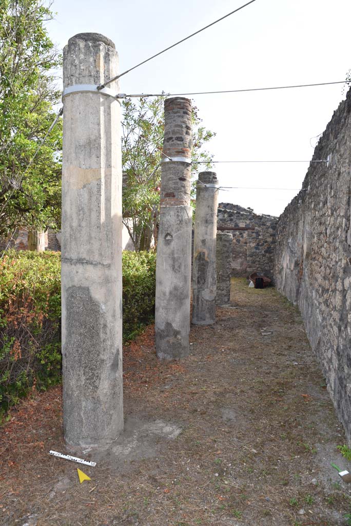 I.4.25 Pompeii. September 2020.
Peristyle 56, looking east along south portico, towards doorway to room 59.
Foto Tobias Busen, ERC Grant 681269 DCOR
