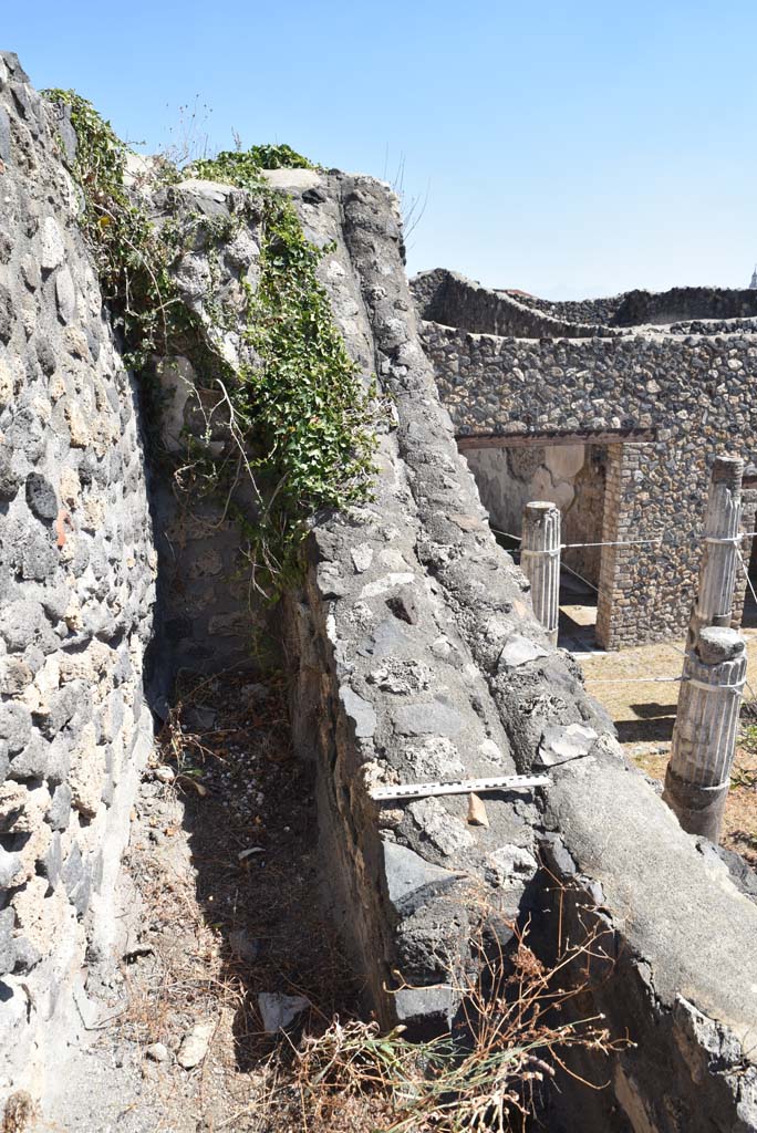 I.4.25 Pompeii. September 2020. 
Upper Peristyle 56/Middle Peristyle 17, detail of retaining wall between them.
Foto Tobias Busen, ERC Grant 681269 DCOR.
