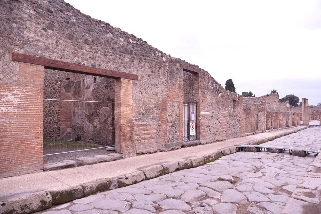 I.4.26, on left, Pompeii. October 2019. Looking west across insula towards I.4.16, and Holconius’ crossroad at Via Stabiana.
Foto Tobias Busen, ERC Grant 681269 DÉCOR.
