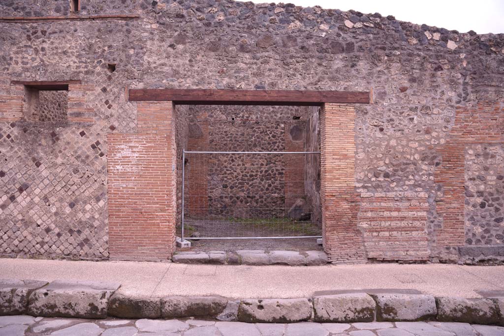 I.4.26 Pompeii. October 2019. Looking south to entrance doorway.
Foto Tobias Busen, ERC Grant 681269 DÉCOR.
