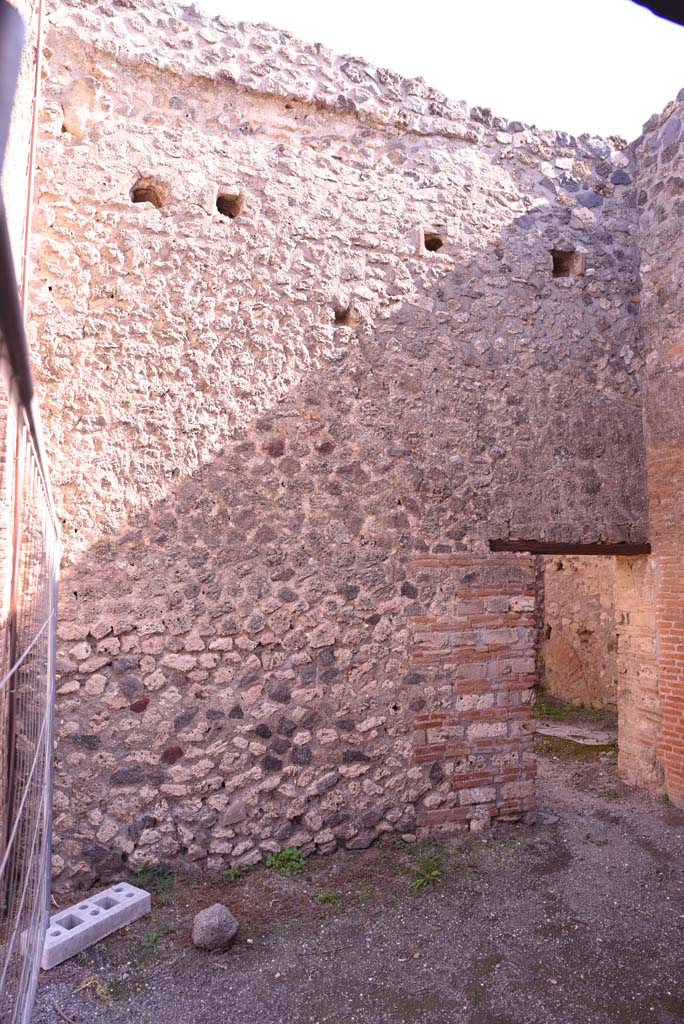 I.4.26 Pompeii. October 2019. East wall with doorway to drying room ?
Foto Tobias Busen, ERC Grant 681269 DÉCOR.
