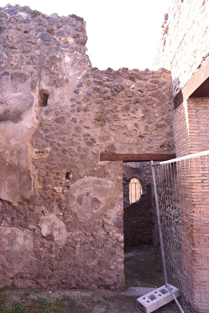 I.4.26 Pompeii. October 2019. North end of west wall with doorway to room under steps in I.4.25.
Foto Tobias Busen, ERC Grant 681269 DÉCOR.
