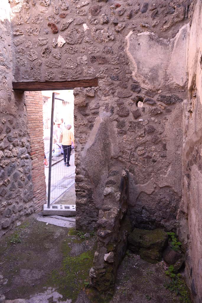 I.4.26 Pompeii. October 2019. Latrine against east wall in south-east corner.
Foto Tobias Busen, ERC Grant 681269 DÉCOR.
