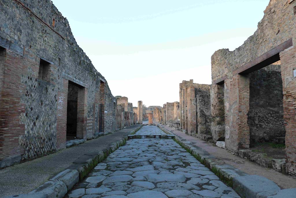 I.4.26 Pompeii, on left. December 2018.        Via dell’Abbondanza between I.4 and IX.1.                  IX.1, on right.
Photo courtesy of Aude Durand.
