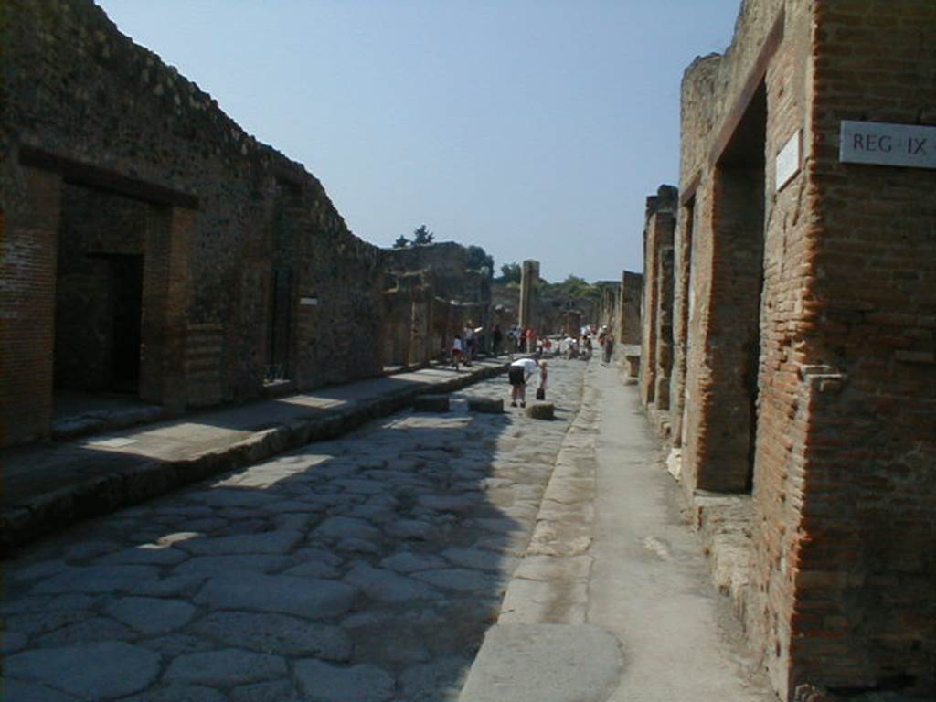 I.4.26 Pompeii, on left. May 2005. Via dell’Abbondanza looking west.      IX.1 on right.