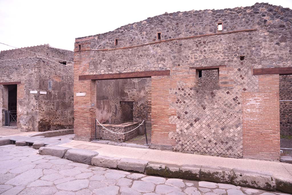 I.4.27 Pompeii, in centre. October 2019. Looking south. On the left is I.6.12 and Vicolo del Citarista.,
Foto Tobias Busen, ERC Grant 681269 DÉCOR.

