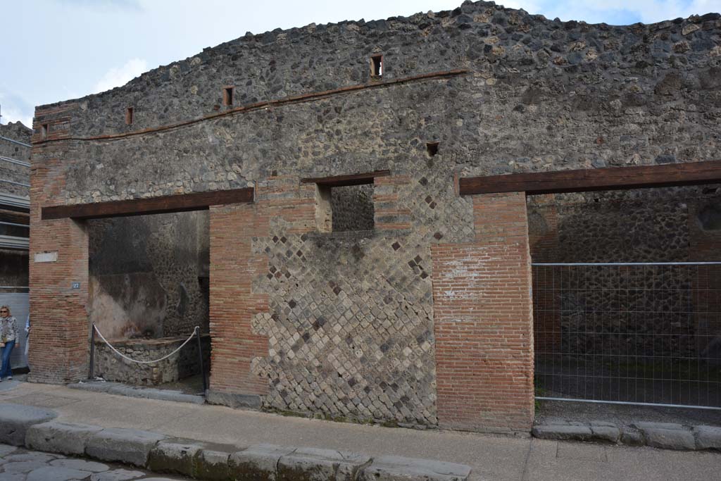 I.4.27, on left, Pompeii. May 2019. Looking south to entrance doorway, and front façade between I.4.26, on right.
Foto Tobias Busen, ERC Grant 681269 DÉCOR.
