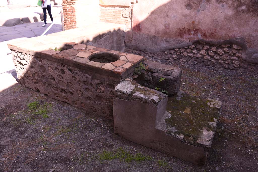 I.4.27 Pompeii. October 2019. Looking north-east to front of bar or sales-room, from rear of hearth. 
Foto Tobias Busen, ERC Grant 681269 DÉCOR.
