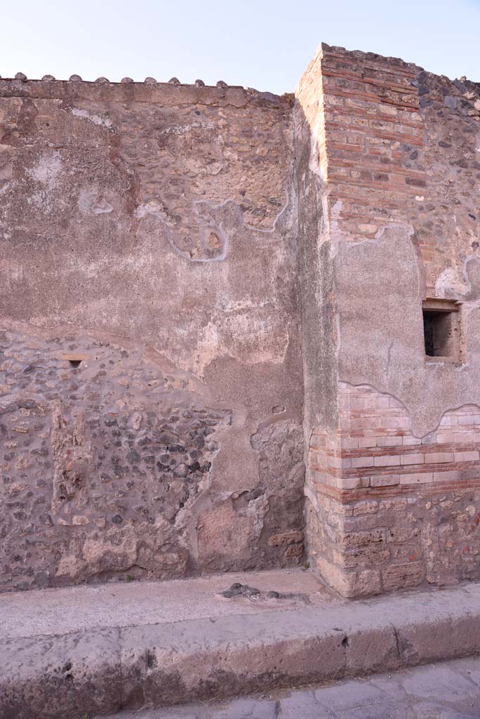 I.4.28 Pompeii. October 2019. Looking north to detail of insula wall on west side of front façade.
Foto Tobias Busen, ERC Grant 681269 DÉCOR.


