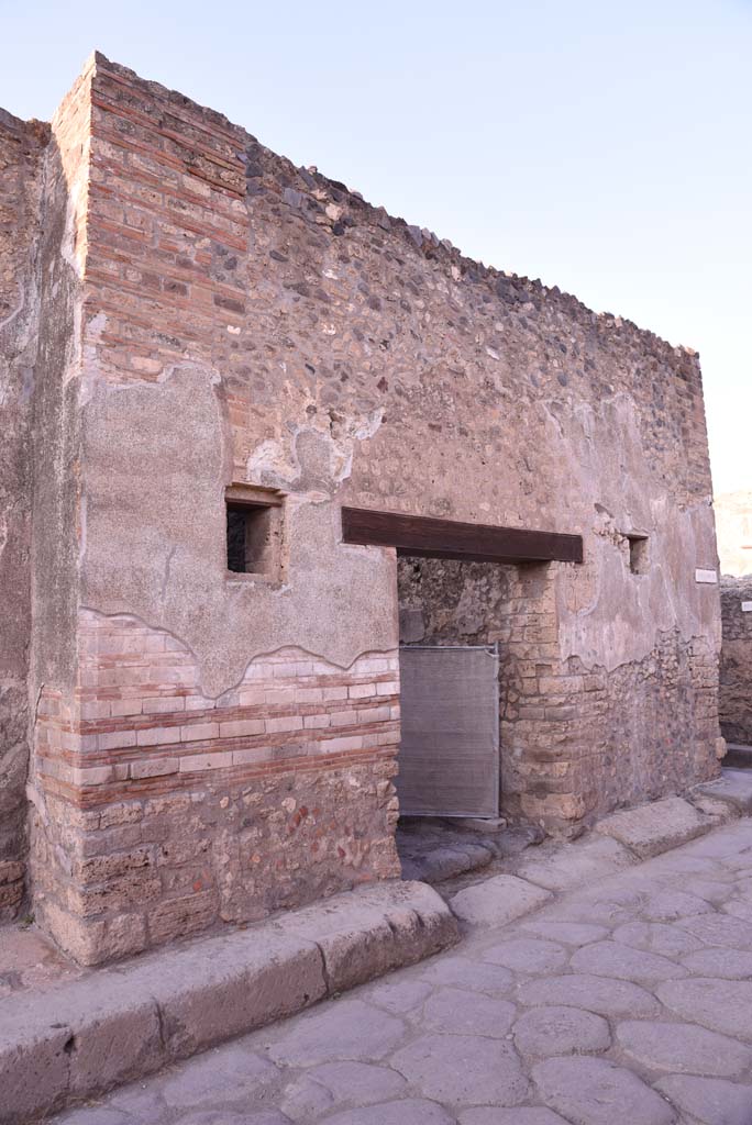 I.4.28 Pompeii. October 2019. Looking towards entrance doorway.
Foto Tobias Busen, ERC Grant 681269 DÉCOR.
