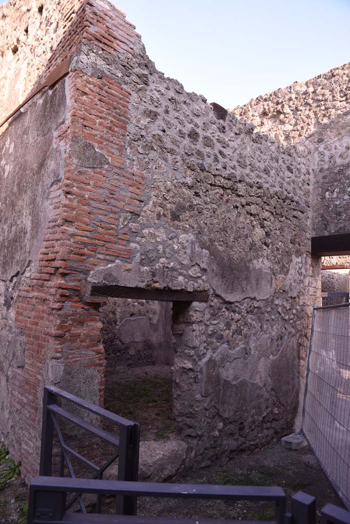 I.4.28 Pompeii. October 2019. 
Entrance corridor/fauces 28, looking towards east wall with doorway into room 29.
Foto Tobias Busen, ERC Grant 681269 DÉCOR.
