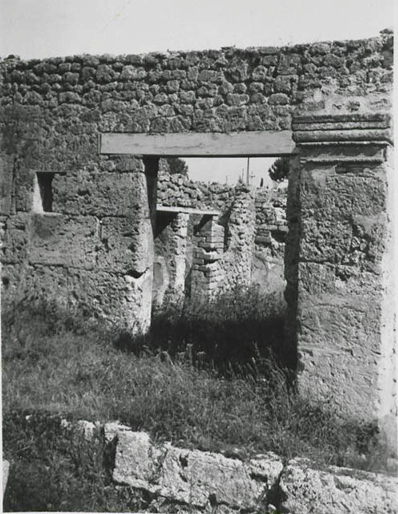 10501-warscher-codex-93-1-640.jpg
I.5.1 Pompeii. 1936, taken by Tatiana Warscher. Looking towards entrance doorway with monumental structure outside on Vicolo del Conciapelle. See Warscher T., 1936. Codex Topographicus Pompeianus: Regio I.1, I.5. Rome: DAIR, whose copyright it remains.
