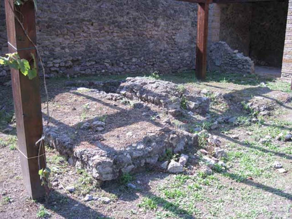 I.5.2 Pompeii. September 2010. Looking north-west across triclinium in peristyle, towards the west end of the north portico, on right. Photo courtesy of Drew Baker.
