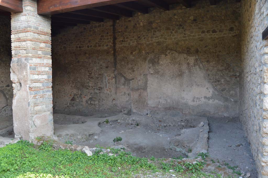 I.5.2 Pompeii. October 2017. Looking south across industrial room, towards south-west corner.
Foto Taylor Lauritsen, ERC Grant 681269 DÉCOR.

