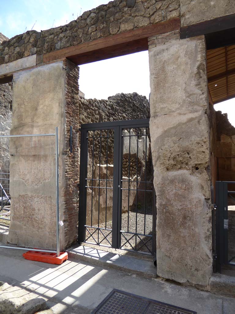 I.6.2 Pompeii. September 2015. Looking towards entrance doorway on south side of Via dell’Abbondanza.
Foto Annette Haug, ERC Grant 681269 DÉCOR.

