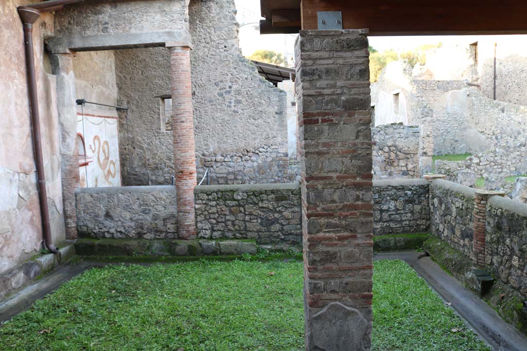I.6.2 Pompeii. December 2018. Looking across small garden area towards north portico. Photo courtesy of Aude Durand.