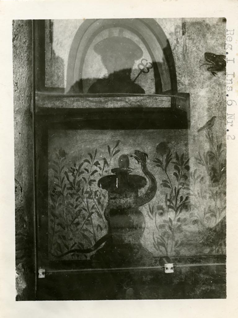 I.6.2 Pompeii. Pre-1937-39. Detail of small altar and serpent.
Photo courtesy of American Academy in Rome, Photographic Archive. Warsher collection no. 1569
