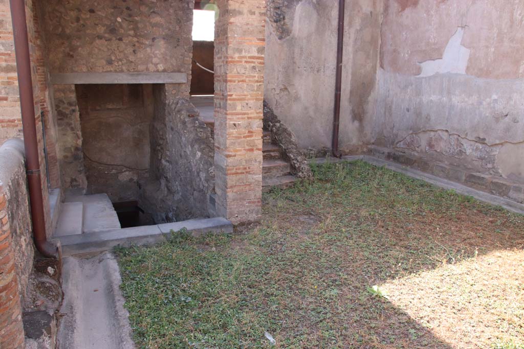 I.6.2 Pompeii. September 2019. 
Looking south across small garden area towards steps that would have led down into the criptoporticus (on left), and up to the summer loggia with triclinium, behind pilaster, (centre right). Photo courtesy of Klaus Heese.
