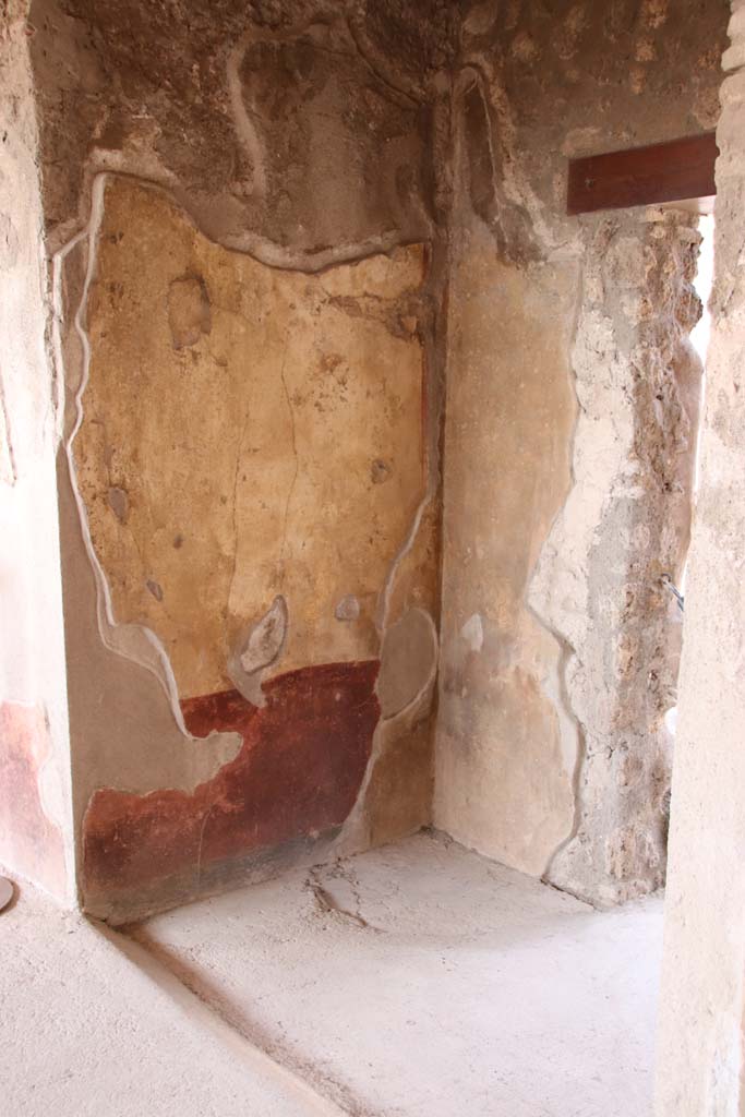 I.6.2 Pompeii. September 2019. Detail of west wall with painted decoration near recess (kitchen) in north wall.
Photo courtesy of Klaus Heese.
