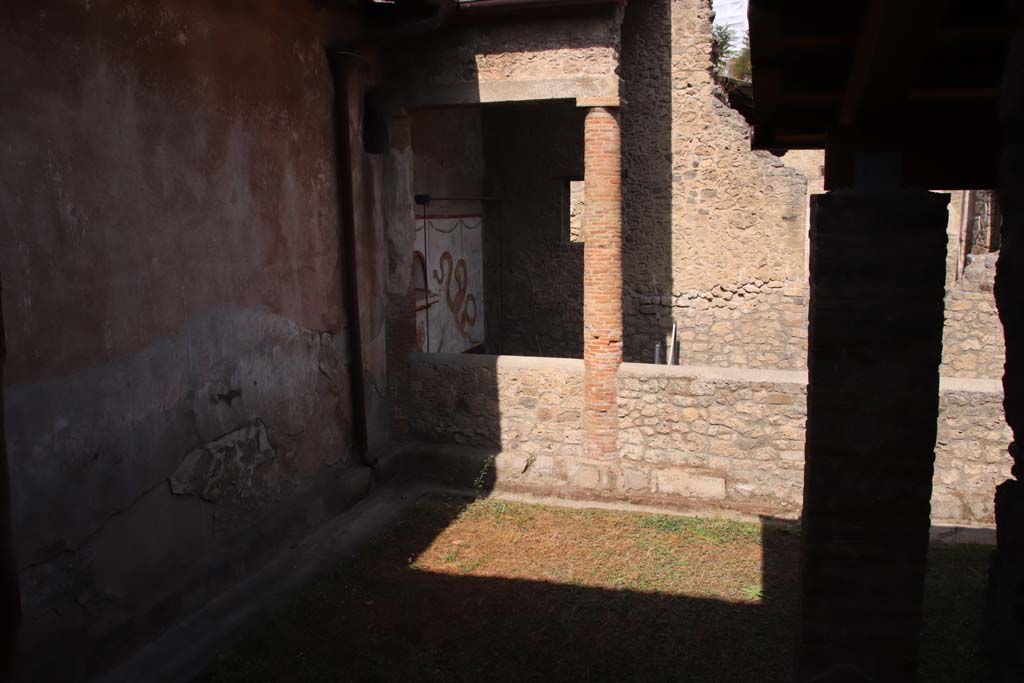 I.6.2 Pompeii. September 2019. Looking north from top of stairs, across small peristyle garden towards lararium.
Photo courtesy of Klaus Heese.

