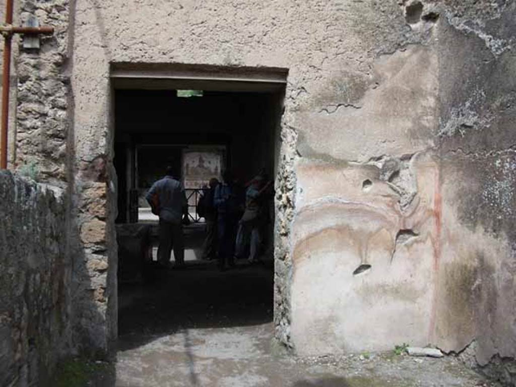I.6.7 Pompeii. May 2010. North wall of tablinum with doorway to atrium.