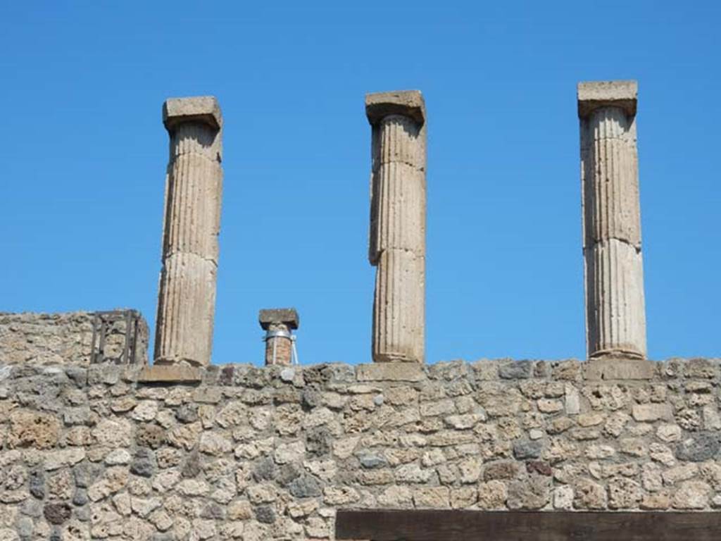 I.6.7 Pompeii. May 2016. Columns from upper floor above tablinum. Photo courtesy of Buzz Ferebee.

