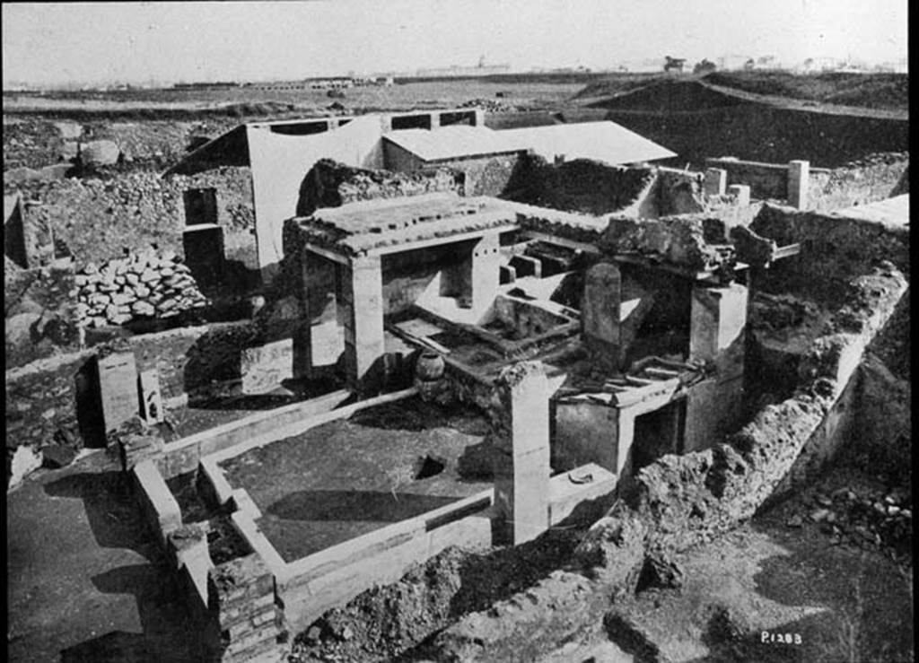 I.6.7 Pompeii. Photo by Spinazzola. Looking south-east across rear garden towards area with vats in rear south-east corner of fullery. Used with the permission of the Institute of Archaeology, University of Oxford. File name instarchbx202im 058. Source ID. 44532.


