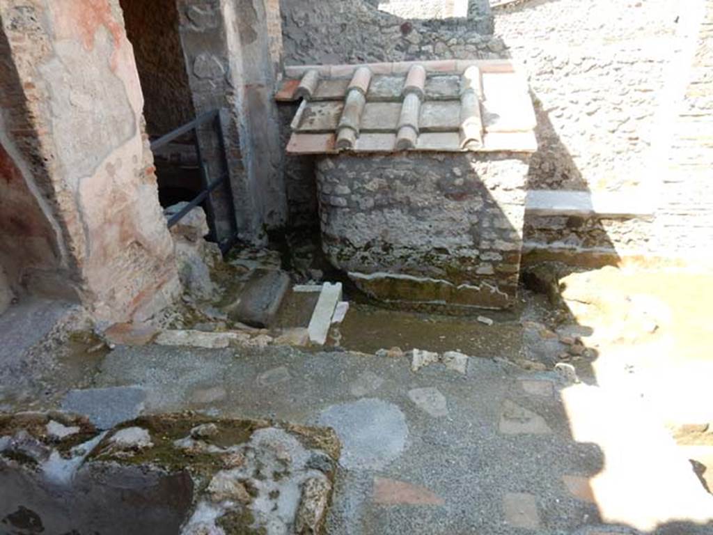 I.6.7 Pompeii. May 2016. Looking west across garden area to rear of small building near kitchen. Photo courtesy of Buzz Ferebee.

