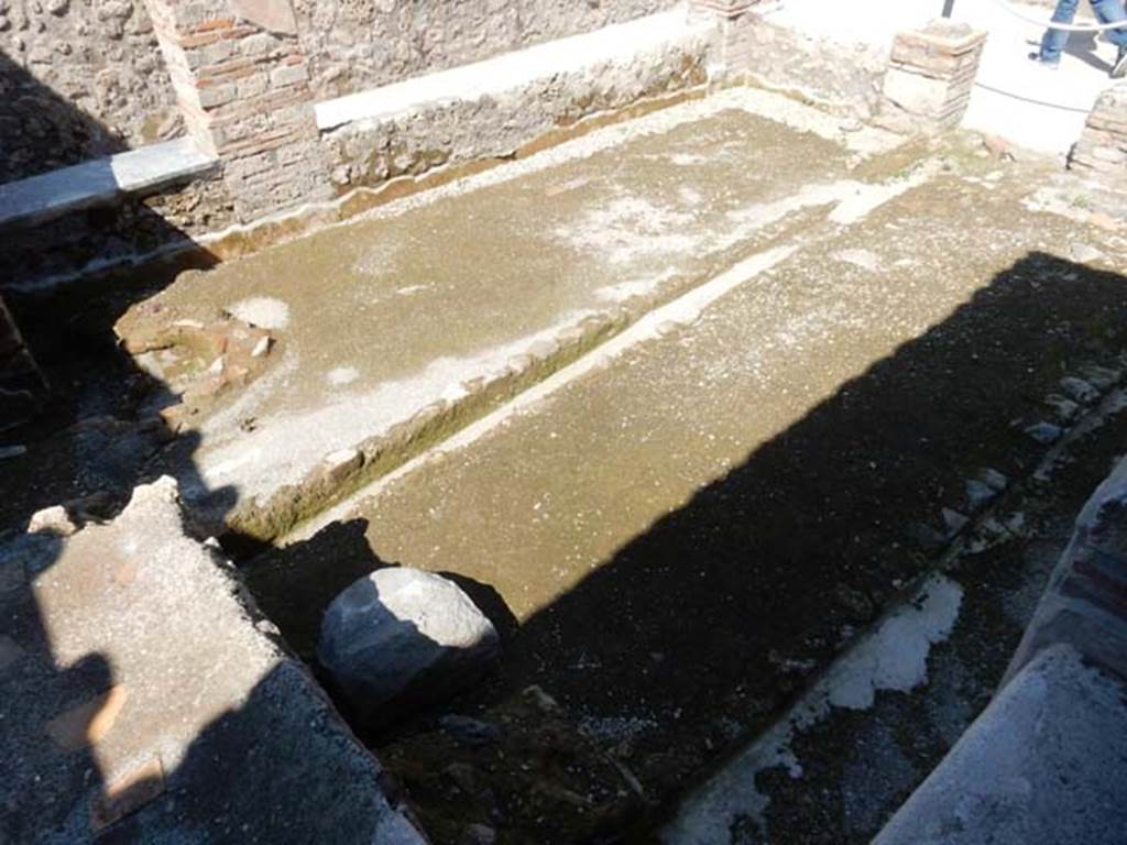 I.6.7 Pompeii. May 2016. Looking north-west across garden area with remains of plaster at base of garden wall.  Photo courtesy of Buzz Ferebee.
