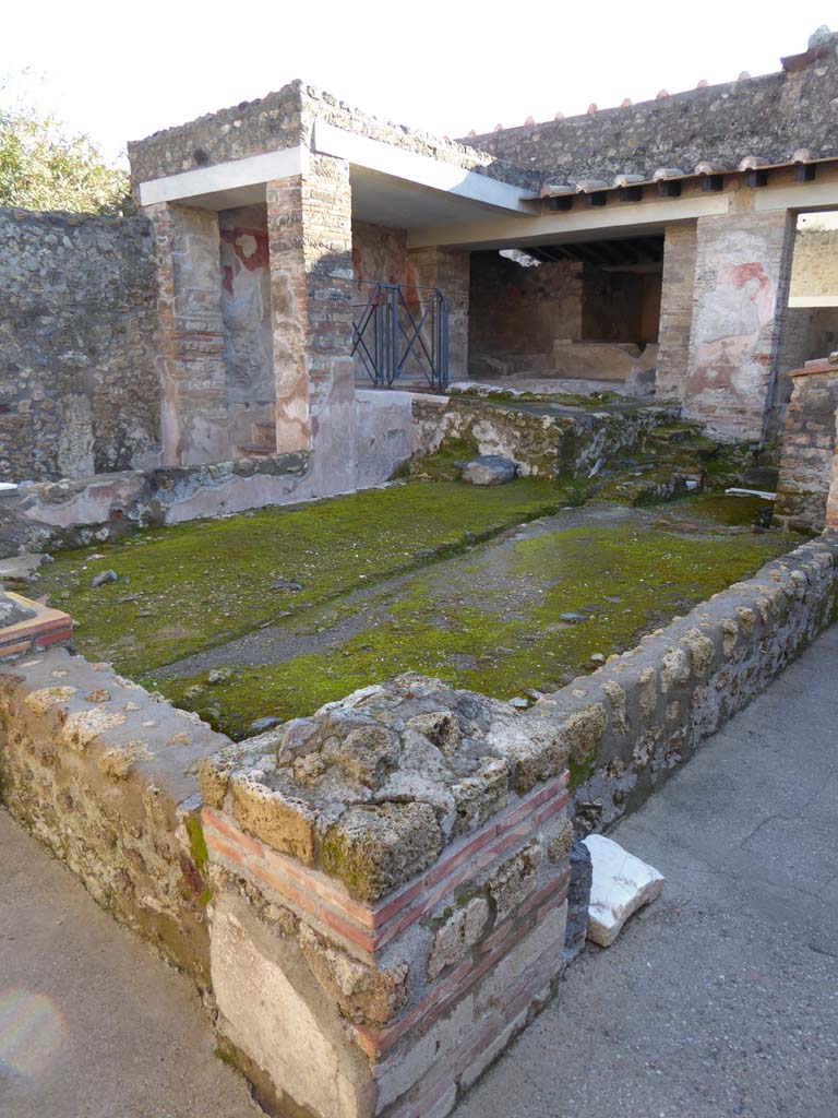 I.6.7 Pompeii. April 2013. Looking south-east across garden area. Photo courtesy of Klaus Heese.