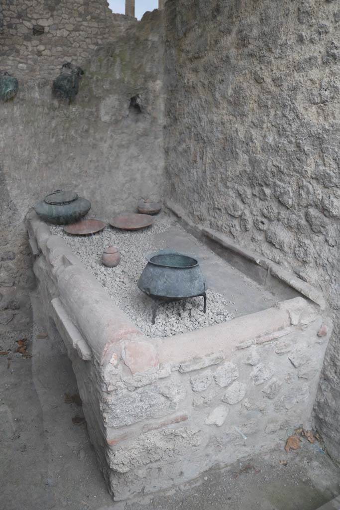 I.6.7 Pompeii. December 2018. 
Hearth in kitchen with household utensils. Photo courtesy of Aude Durand.
