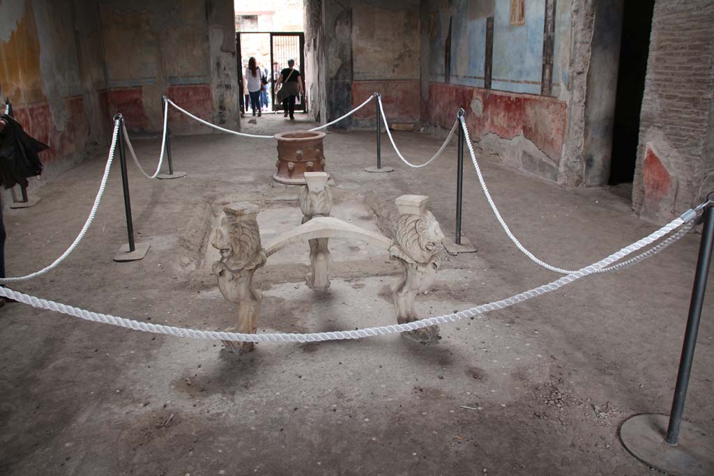 I.6.11 Pompeii. April 2014. Looking north across atrium towards entrance doorway. Photo courtesy of Klaus Heese.