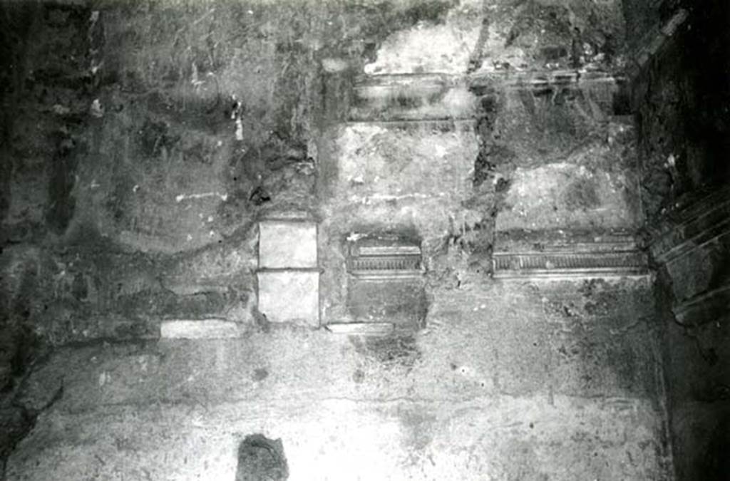 I.7.1 Pompeii. 1972. Domus of P. Paquius Proculus, cubiculum right, N wall.  Photo courtesy of Anne Laidlaw.
American Academy in Rome, Photographic Archive. Laidlaw collection _P_72_12_35.
